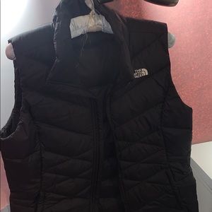 large black north face vest